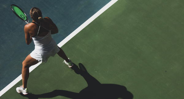 テニスする女性