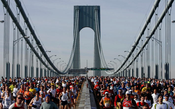 マラソン大会で橋を渡る多くのランナーたち
