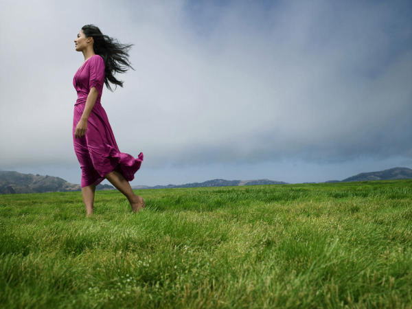 草原の中を歩く女性