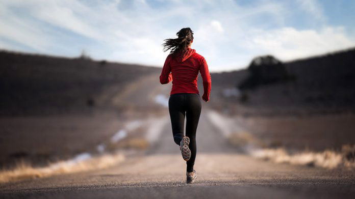 荒野を走る女性ランナー