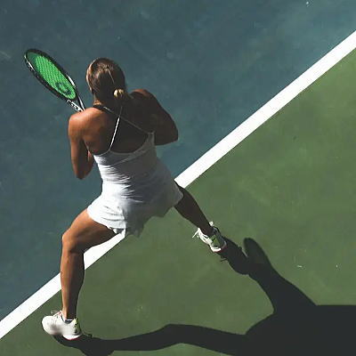 テニスをプレーする女性