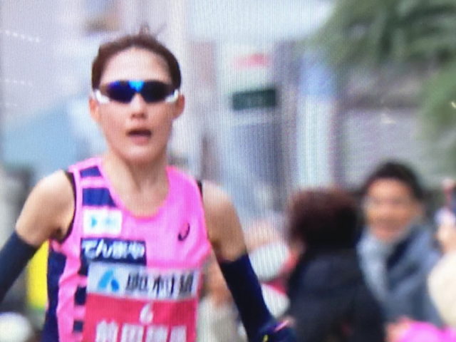 2024大阪国際女子マラソンでオリンピアサンワーズ前を走る前田穂南選手