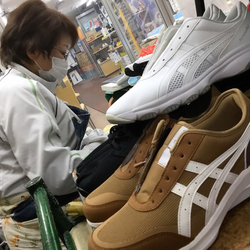 フルオーダーメイド・インソールZEROを加工するオリンピアサンワーズ川見店主