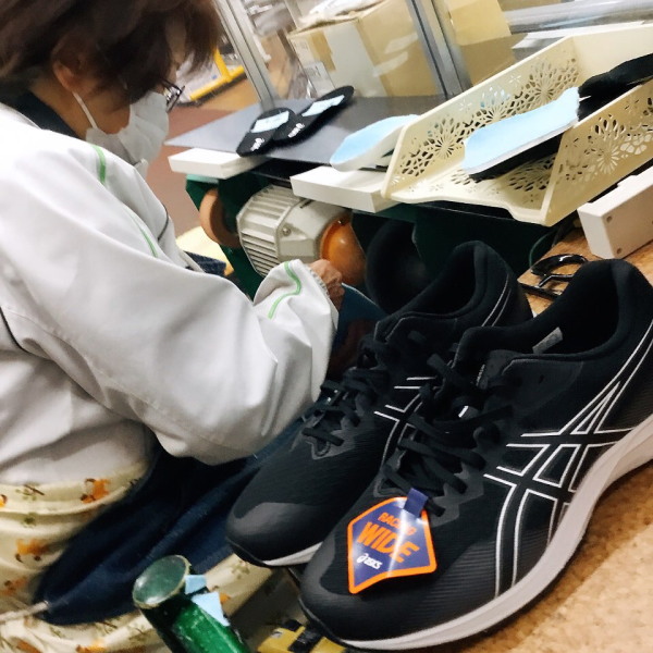 フルオーダーメイド・インソールZEROを加工するオリンピアサンワーズ川見店主